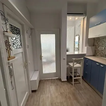 Apartment Cozy Wood Themed Studio Sky Bar