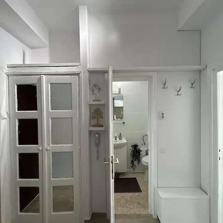 Apartment Cozy Wood Themed Studio Sky Bar *
