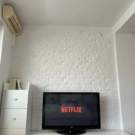 Apartment Cozy Wood Themed Studio Sky Bar *