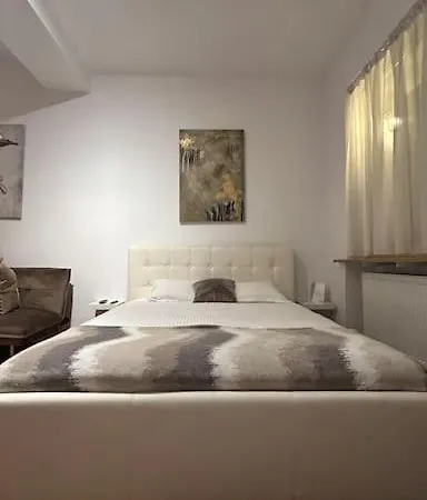Cozy Wood Themed Studio Sky Bar Apartment